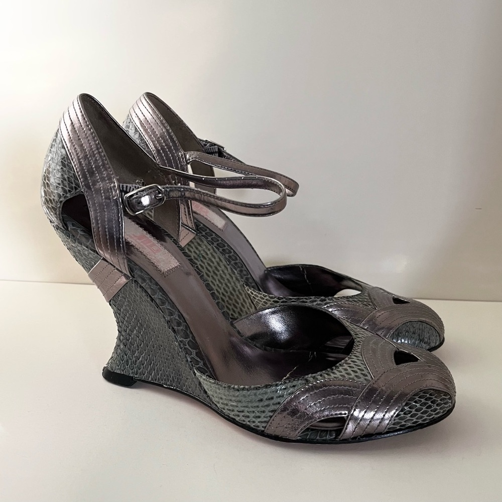 Hold Y2k JLo snakeskin heels